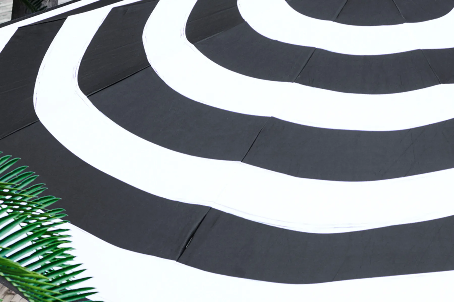 Fatboy Stripesol + Base Black Parasol avec pied, 350x350x280 cm